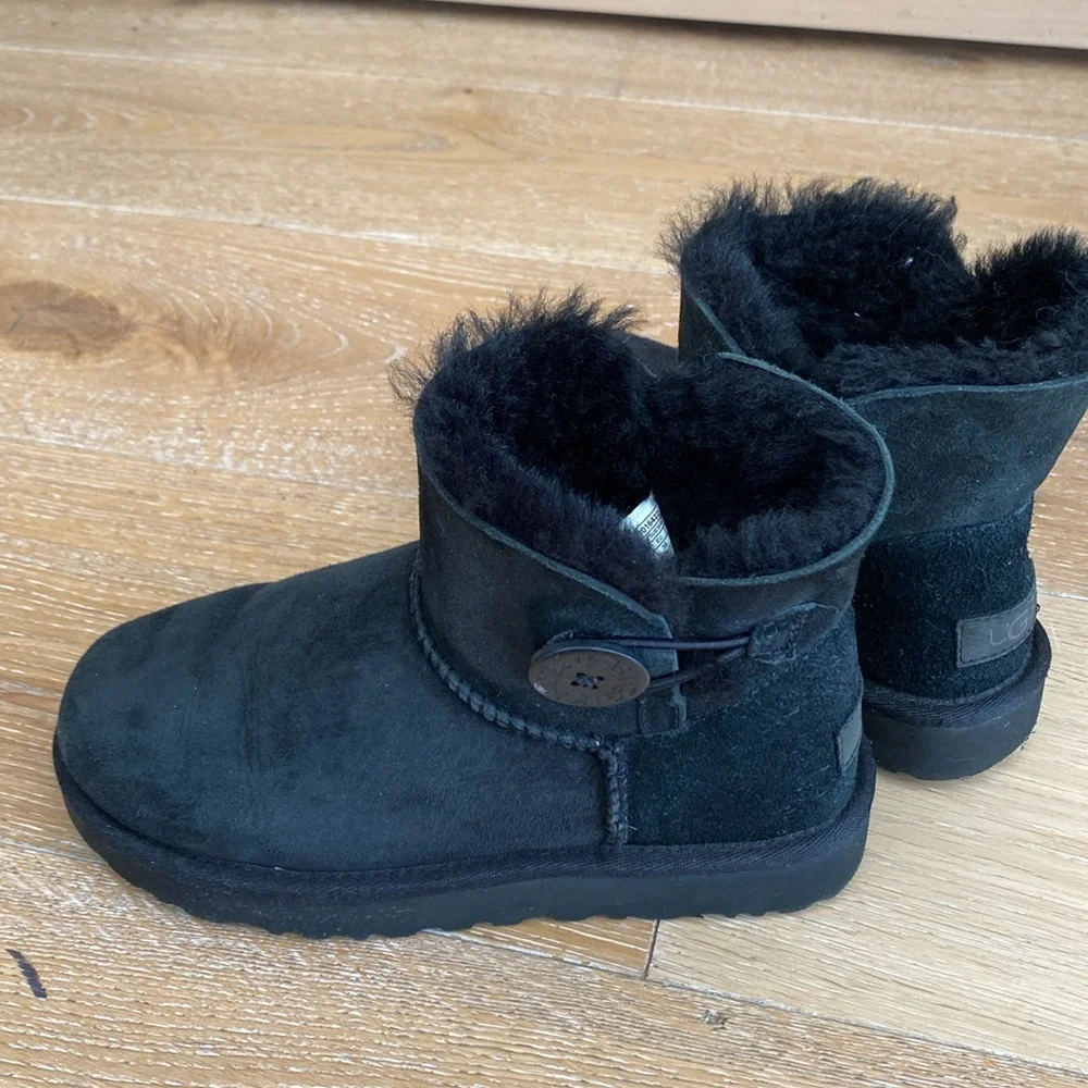 UGGs Womens Mini Bailey Button II (SIZE 5) - Picture 5 of 12